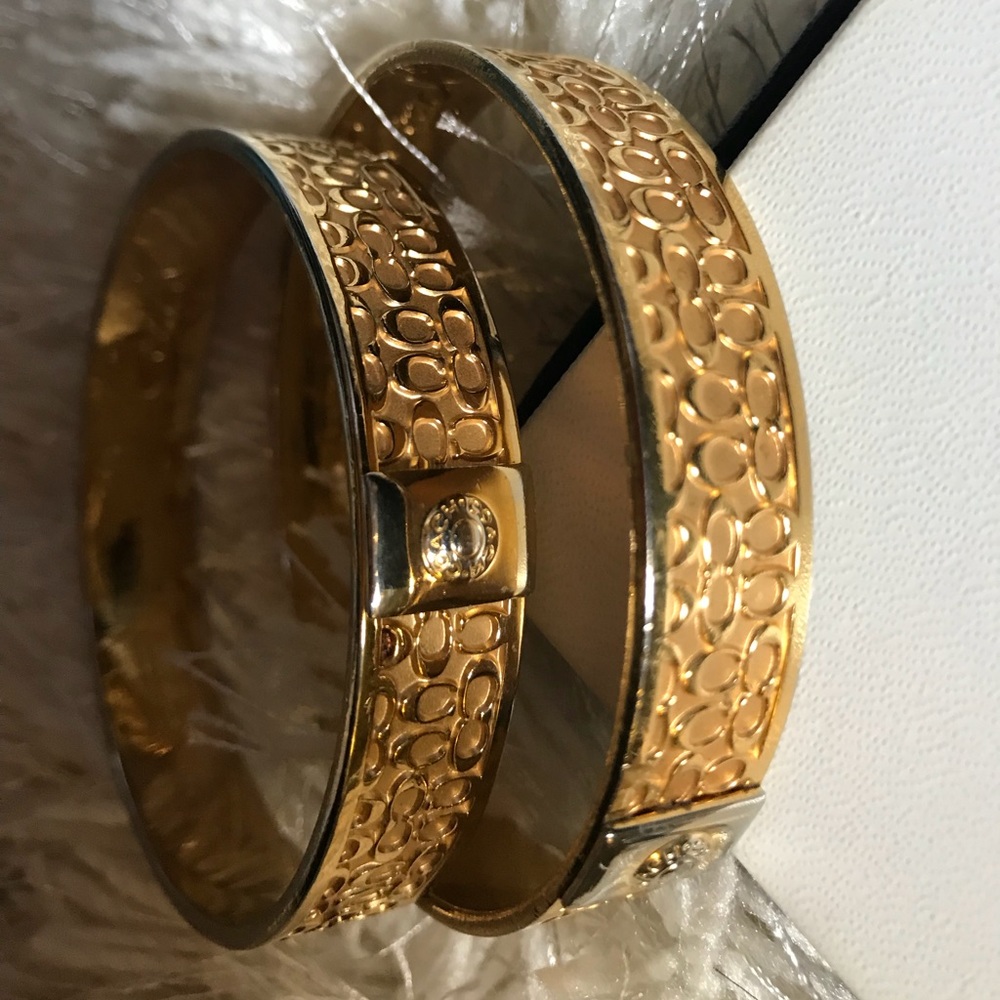 Coach bangle bracelet in gold